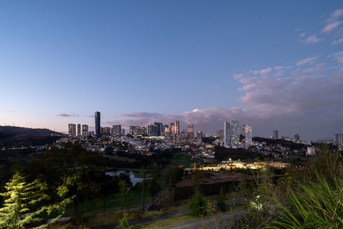 Vista panorámica de Bosque Real al atardecer